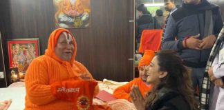 Akshara Singh took blessings from Jagadguru Rambhadracharya and Swami Nitya Gopal Das Maharaj Ji in Ayodhya, heard the song of Prabhu Shri Ram