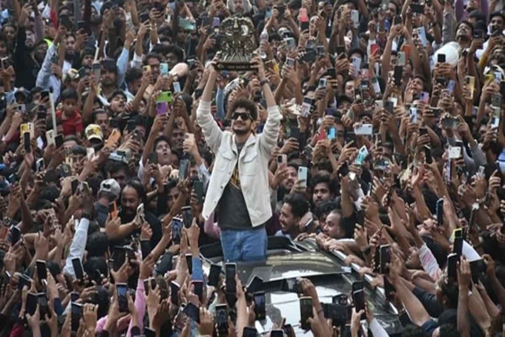 Munawar Faruqui brought his Bigg Boss 17 trophy to Dongri, Mumbai, a crowd of fans surrounded him