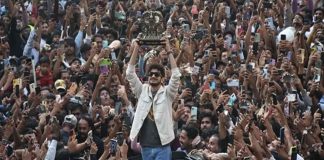 Munawar Faruqui brought his Bigg Boss 17 trophy to Dongri, Mumbai, a crowd of fans surrounded him