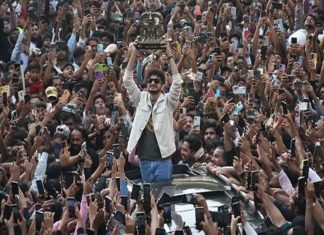 Munawar Faruqui brought his Bigg Boss 17 trophy to Dongri, Mumbai, a crowd of fans surrounded him