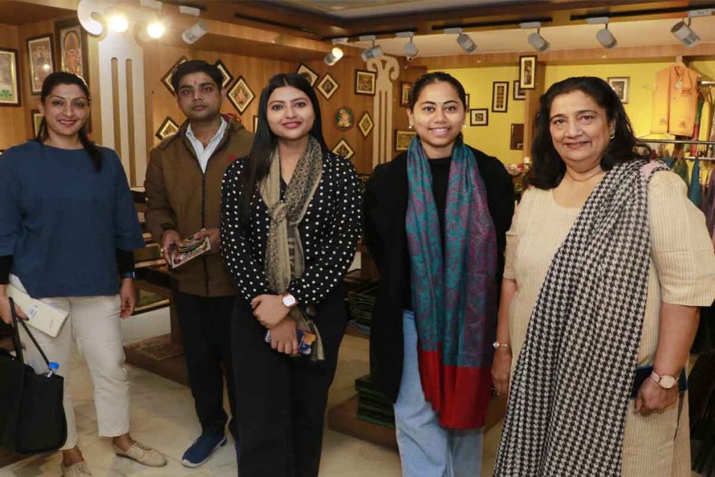 Hindi cinema's popular actress Seema Pahwa reached Khadi Mall