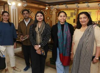 Hindi cinema's popular actress Seema Pahwa reached Khadi Mall